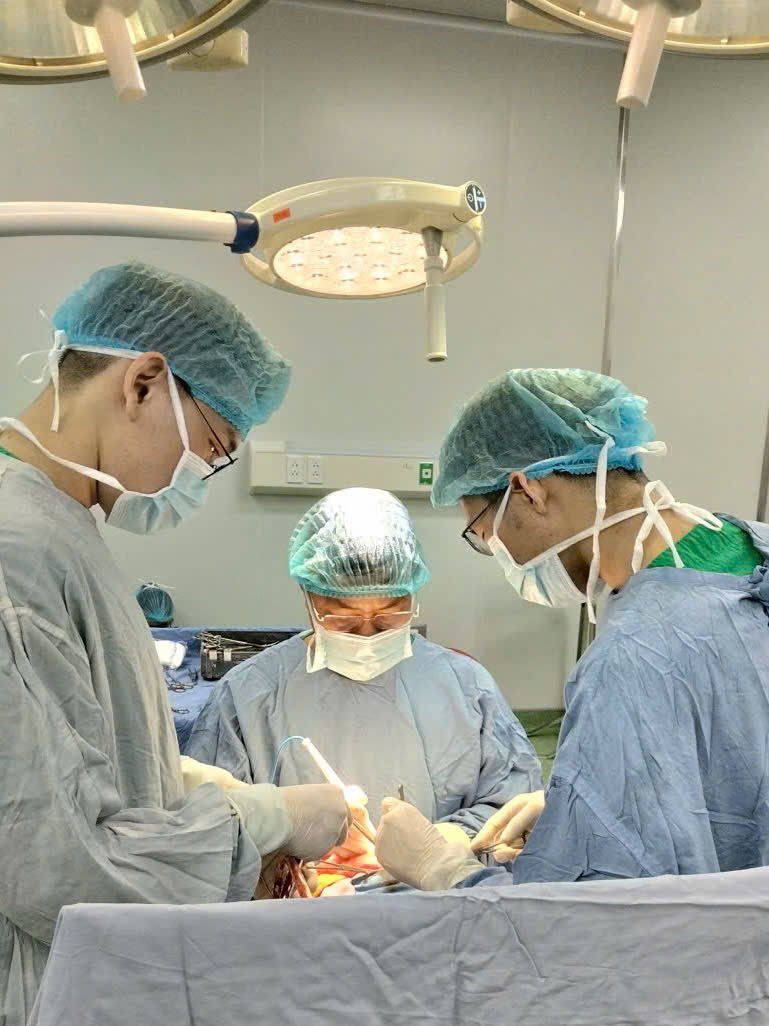 BS Nguyễn Phi Phong cùng ê-kíp trong phòng mổ
