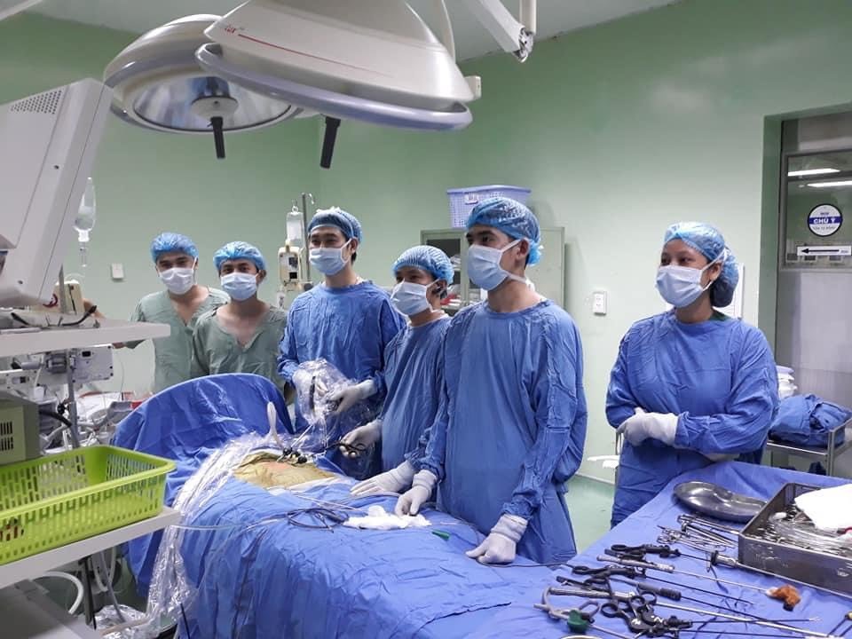 Ê-kíp Khoa Ngoại trong một ca phẫu thuật nội soi cho trẻ
