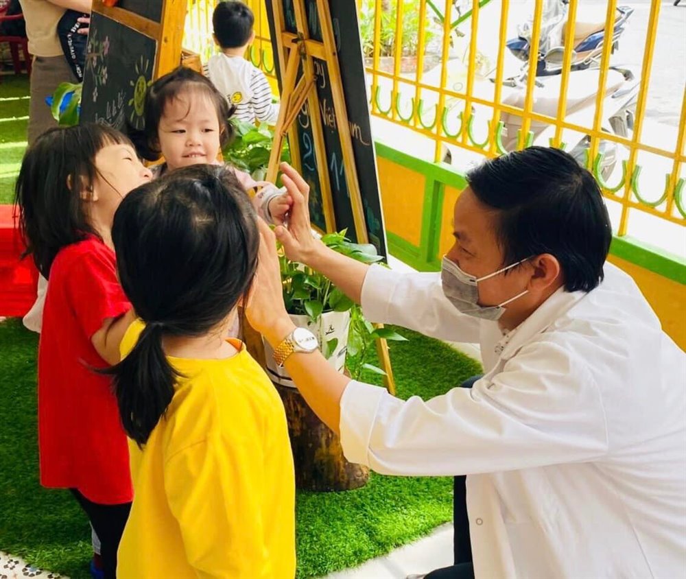 BS Nguyễn Phi Phong khám sức khỏe cho trẻ